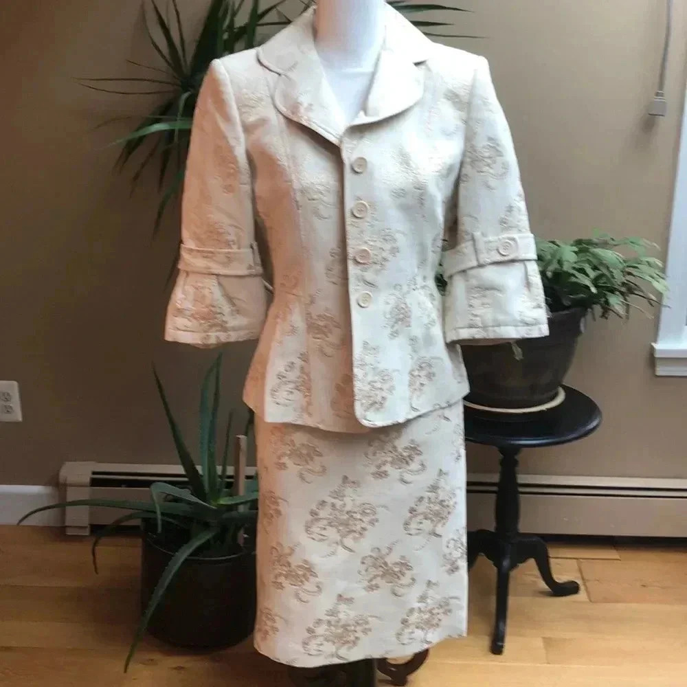 Beautiful Brocade Lined Skirt Set by Anne Klein. Size 8